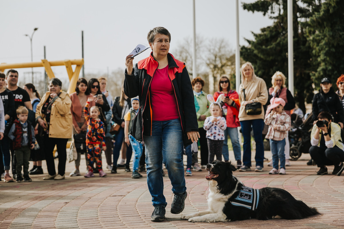 Пасха. Дети. Собака. Площадь Единства. Даугавпилс. 1 апреля 2024 года. Фото: Ирина Маскаленко