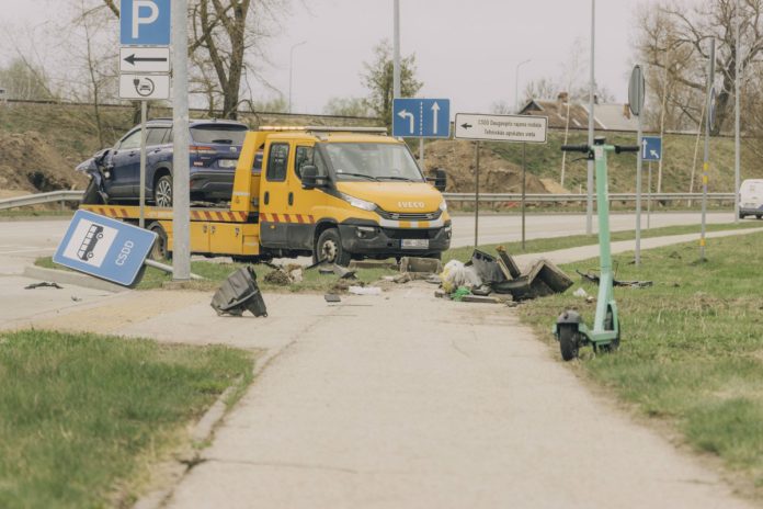 Место просишесвия — автобусная остановка «CSDD», где около 9:30 утра мужчина сбил двух женщин. Фото: Евгений Ратков Место происшествия — автобусная остановка «CSDD», где около 9:30 8 апреля 2024 года мужчина на автомобиле сбил двух женщин. Фото: Евгений Ратков