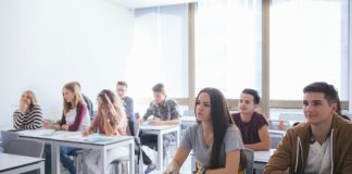 По данным Министерства образования и науки, русский язык преподается в качестве второго иностранного почти в половине латвийских школ. В некоторых учебных заведениях альтернативы русскому языку не предлагается. Иллюстративное фото: mk.gov.lv