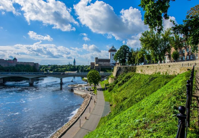 Река Нарва и город Нарва на её берегу. Фото: visitnarva.ee Река Нарва и город Нарва на её берегу. Фото: visitnarva.ee