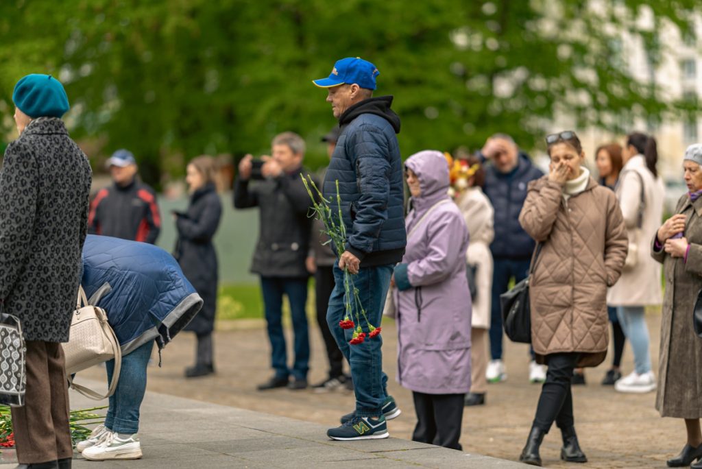 Люди несут цветы к вечному огню в Парке Дубровина. 9 мая 2024 года. Фото: Евгений Петров