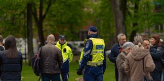 Полиция дежурит в Парке Дубровина. 9 мая 2024 года. Фото: Евгений Петров