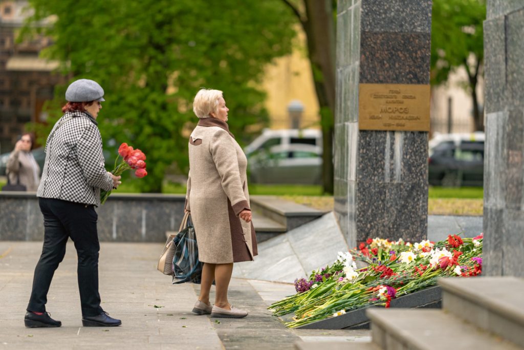 Люди несут цветы к вечному огню в Парке Дубровина. 9 мая 2024 года. Фото: Евгений Петров