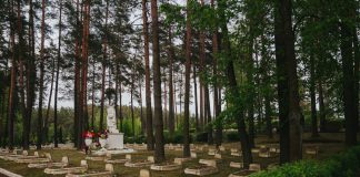 Братское кладбище на улице 18 Новембра вечером 9 мая 2024 года. Фото: Ирина Маскаленко