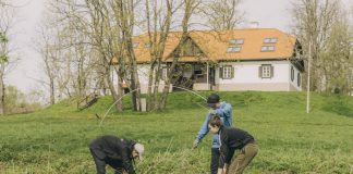 Субботник в Музее Райниса в Беркенеле. 29 апреля 2024 года. Фото: Евгений Ратков