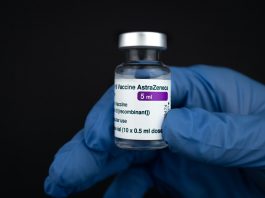 Вакцину против Covid-19 AstraZeneca отозвали из продажи в ЕС. Re:Check объясняет почему Вакцина AstraZeneca против Covid-19. Иллюстративное фото: Mika Baumeister / Unsplash