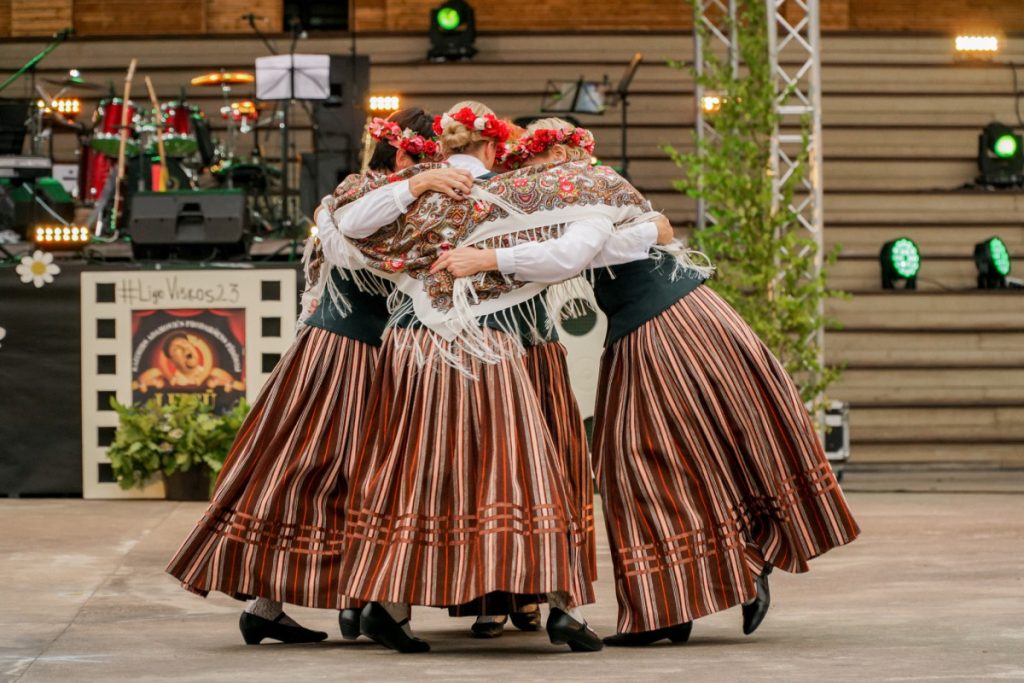 Танцы. Так проходило Лиго в Вишках в прошлом году. Фото: Festivāls Līgo Višķos / Facebook