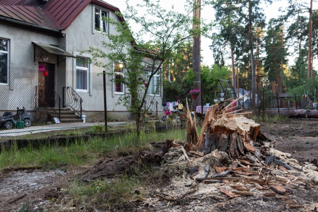 Последствия урагана 19 июня 2024 года в Даугавпилсе. Дом семьи Петровых на улице Турайдас. Фото: Виктория Кравцова