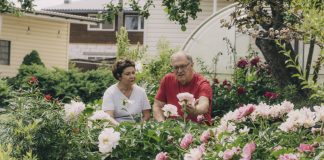 Инна Плавока и Арвид Баршевский в его пионовом саду. 6 июня 2024 года. Фото: Евгений Ратков