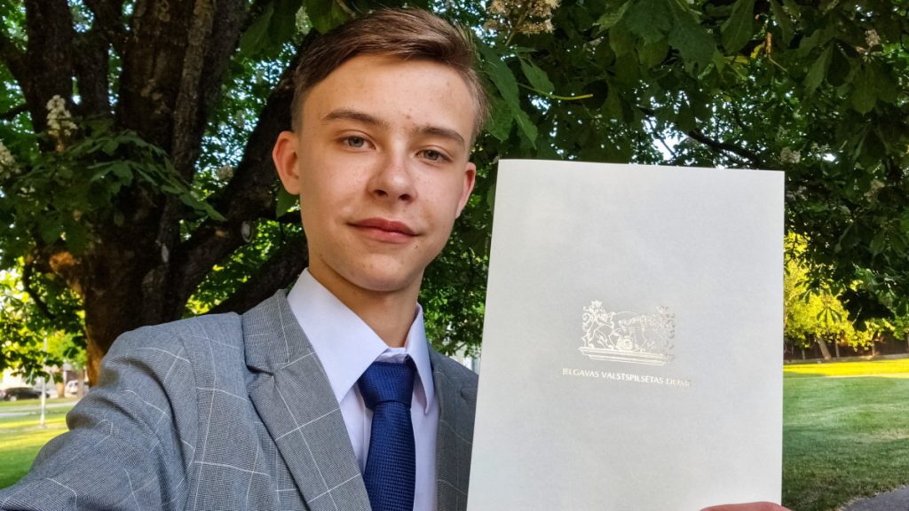 Мартин Бергштейн — самый молодой модератор новостей погоды в Латвии, ему 17 лет. Фото: Martins Bergšteins / X