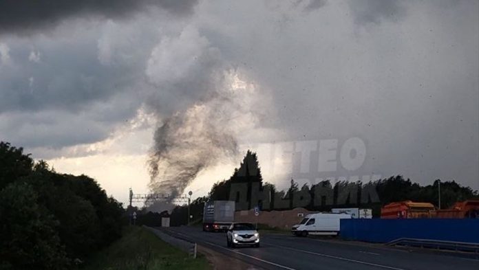 Смерч на юге Псковской области. 19 июня 2024 года. Фото: t.me_meteodnewnik Смерч на юге Псковской области. 19 июня 2024 года. Фото: t.me_meteodnewnik