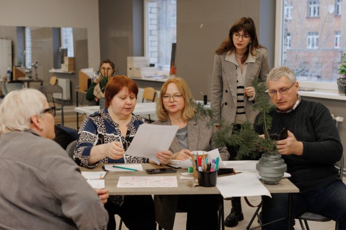 455680317_492035096915238_996342454975180909_n Куратор New East Анна Хочетлова на занятии по медиаграмотности для людей страше 40 лет. Фото: New East