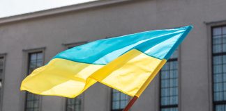 Украинский флаг в Даугавпилсе. Шествие в честь Дня независимости Украины. 24 августа 2024 года. Фото: Евгений Ратков
