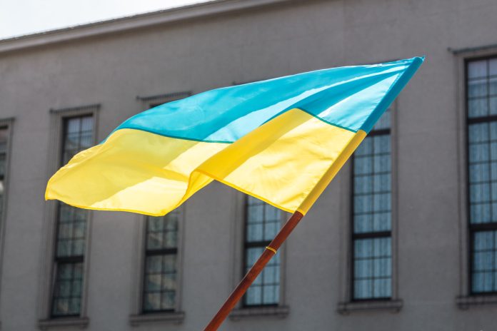 Украинский флаг в Даугавпилсе. Шествие в честь Дня независимости Украины. 24 августа 2024 года. Фото: Евгений Ратков Украинский флаг в Даугавпилсе. Шествие в честь Дня независимости Украины. 24 августа 2024 года. Фото: Евгений Ратков