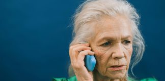Пожилая женщина с телефоном. Иллюстративное фото: Shvets production / Pexels