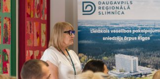 Руководительница Даугавпилсской региональной больницы Инта Вайводе во время визита в больницу министра здравоохранения Хосама Абу Мери. 29 августа 2024 года. Фото: Виктория Кравцова