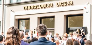 День знаний в Даугавпилсской технологической средней школе – лицее. 2 сентября 2024 года. Фото: Виктория Кравцова