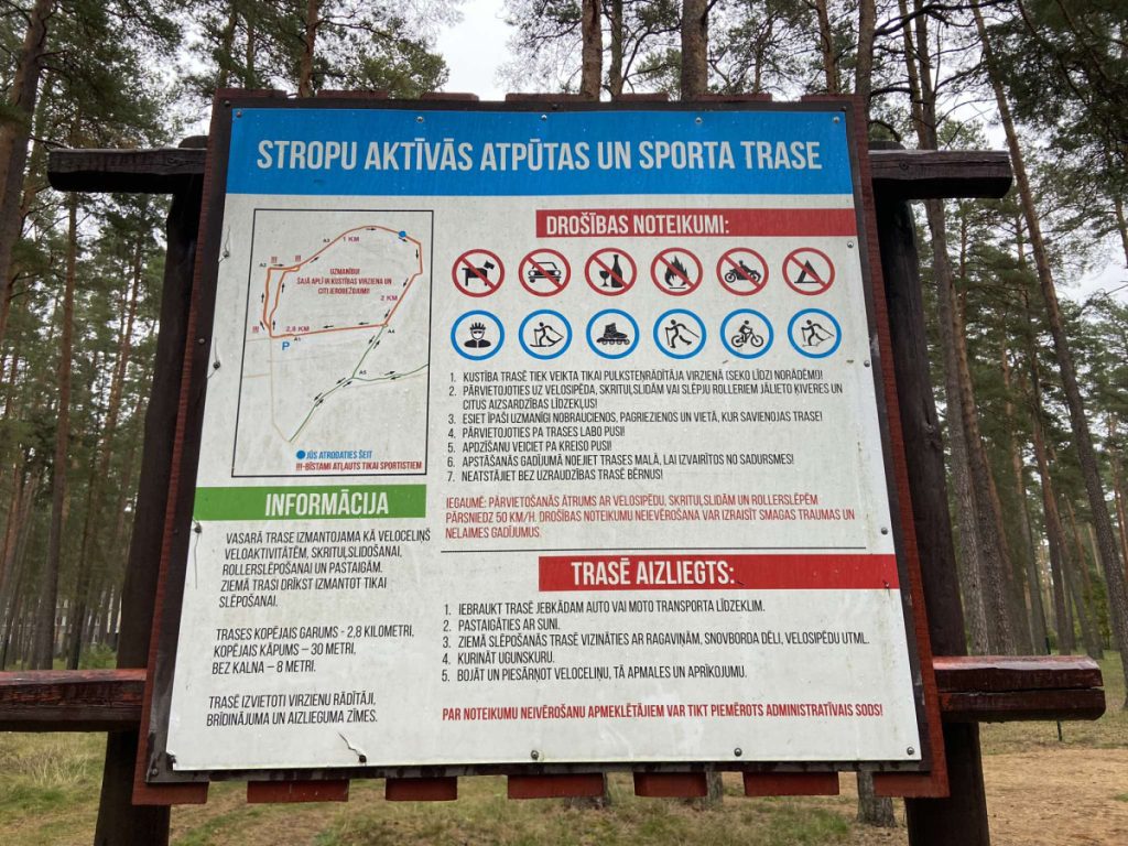 Предупреждающие знаки на трассе активного отдыха и спорта в Стропах. Дауавпилс, 27 сентября 2024 года. Фото: Ирина Маскаленко