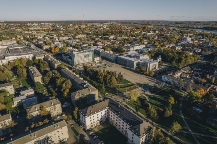 Даугавпилс — площадь Единства, с высоты птичьего полёта. 16 октября 2024 года. Фото: Евгений Ратков