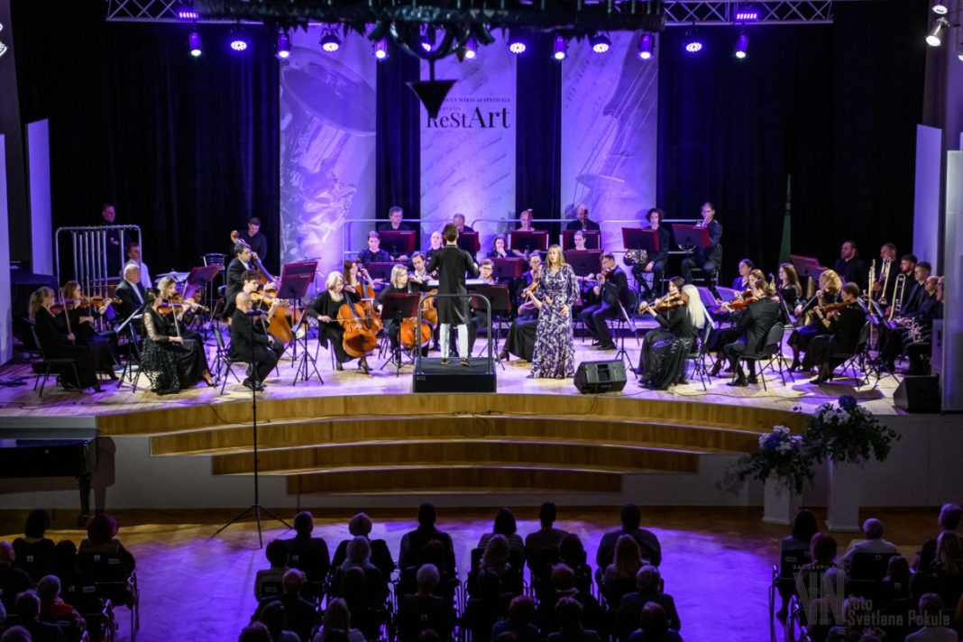 Оркестр Daugavpils Sinfonietta выступает на фестивале Daugavpils ReStArt 2024. Фото: Светлана Покуле / Дом Единства