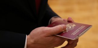 За два года плату за оформление паспорта повысят до 50 евро. eID-карты, визы и ВНЖ тоже подорожают. Дополнено Для пополнения бюджета в ближайшие годы в Латвии хотят увеличить плату за выдачу паспорта до 50 евро. Подорожают и другие услуги УДГМ. Фото: Эвия Трифанова / LETA