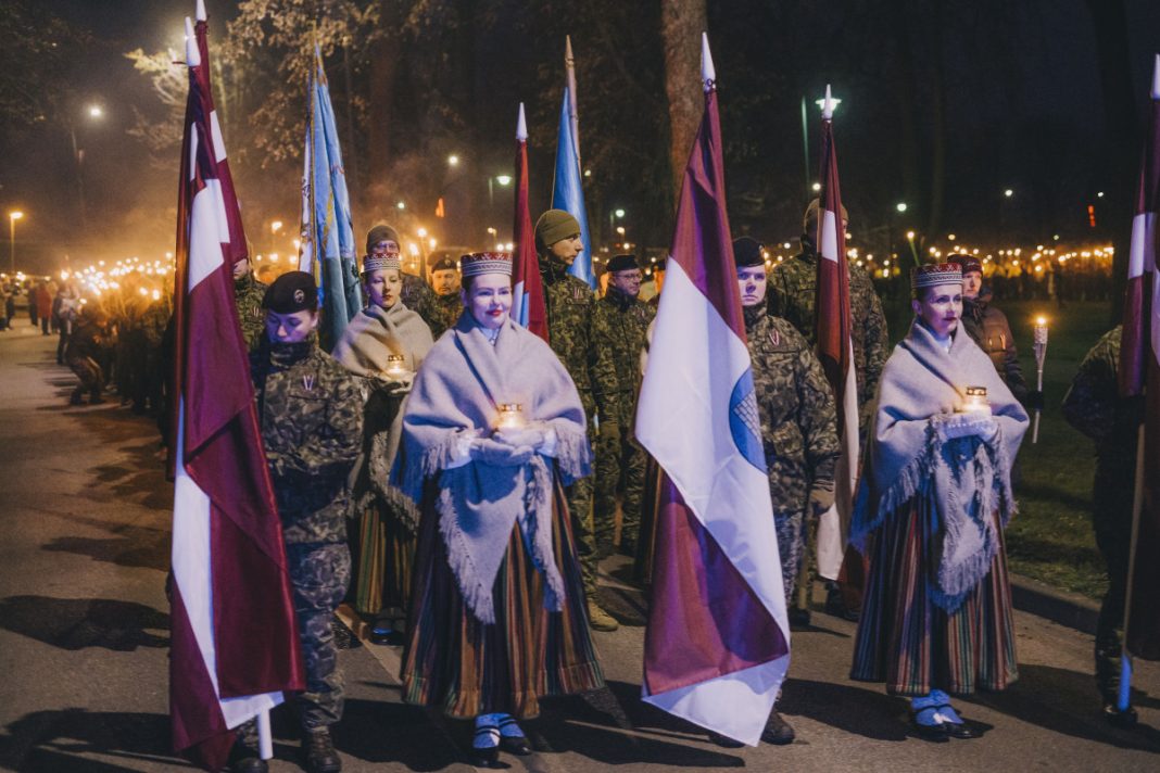 11.11 (34)_rus Факельное шествие в Даугавпилсе. 11 ноября 2024 года. Фото: Евгений Ратков
