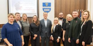 Награждение предпринимателей, которые получили гранты программы «Импульс» от Даугавпилсского самоуправления. Фото со страницы мэра Даугавпилса Андрея Элксниньша в Фейсбуке
