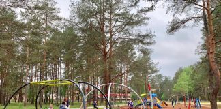 Детская площадка на центральном пляже Стропского озера. Фото: Daugavpils valstspilsētas pašvaldība / Facebook