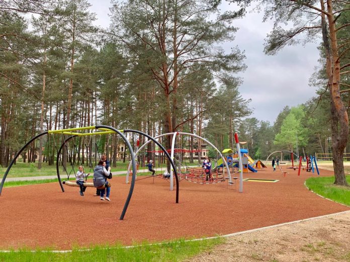 Детская площадка на центральном пляже Стропского озера. Фото: Daugavpils valstspilsētas pašvaldība / Facebook