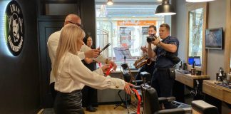 Член правления салона красоты Beauty Mafia Светлана Синявская на открытии барбершопа в Даугавпилсе в 2020 году. Фото: Daugavpils valstspilsētas pašvaldība