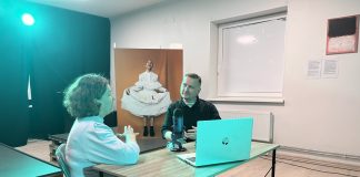 Редактор "Чайки" Инна Плавока и журналист Сергей Кузнецов на записи первого подкаста нового сезона. Даугавпилс, офис New East, 31 октября 2024 года. Фото: New East