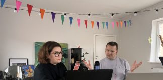 Редактор "Чайки" Инна Плавока и журналист Латвийского радио 4 Сергей Кузнецов во время записи новостного подкаста из серии "Даугавпилс. Стереотипы". 28 ноября 2024 года. Фото: Егор Афонич / New Eas