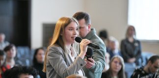 Анжелика Литвиновича задаёт вопрос президенту Латвии Эдгару Ринкевичу на его встрече с жителями в Даугавпилсе. 15 апреля 2024 года. Фото: Илмарс Знотиньш / Канцелярия президента