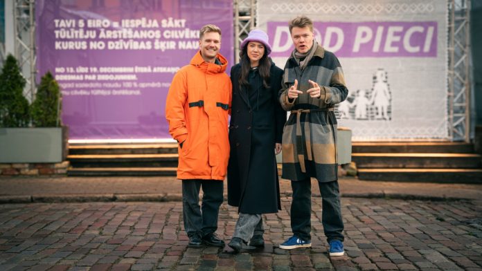 Команда, которая в этом году будет работать на благотворительном марафоне Dod pieci! - солист группы Citi Zēni Янис Петерсонс, ведущая Latvijas Radio Pieci Линда Самсонова и диджей Том Гревиньш - основатель Dod pieci! В Латвии. Фото со страницы Dod pieci на Фейсбуке
