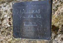 Хроники Ерсики: споры о средневековом Герсикском княжестве Табличка на камне городища Ерсика. Фото: Ливанская краевая библиотека