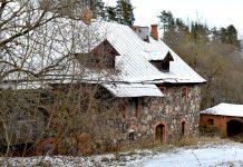 По дорогам Латгалии: след усадебной жизни Лудзенского края Здание водяной мельницы в усадьбе Фелицианова в Лудзенском крае. Фото: Константин Бельский (2024 год)
