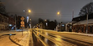 Гололёд на улице 18 Новембра в Даугавпилсе. 7 января 2025 года в 00:30. Фото читателя