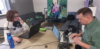 Редактор "Чайки" Инна Плавока и журналист ЛР4 Сергей Кузнецов на записи новостного подкаста из серии "Даугавпилс. Стереотипы". Офис New East, 21 января 2025 года. Фото: Эдвин Мишковский