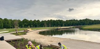 Молодёжь на летних работах в Риге. Июнь 2024 года. Фото: Rīgas dārzi un parki