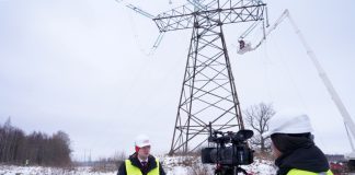 Министр климата и энергетики Каспар Мелнис во время отключения от сети БРЭЛЛ у латвийско-российской границы в районе Виляки. 8 февраля 2025 года. Фото: Ieva Leiniša / LETA