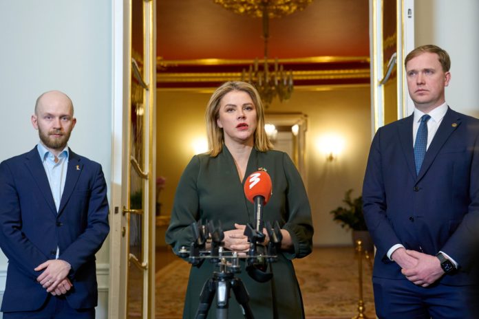 Премьер-министр Эвика Силиня на пресс-конференции после pаседания сотрудничества в Сейме. Слева — руководитель фракции "Прогрессивных" в Сейме. Справа — министр экономики Виктор Валайнис. Фото: Гатис Розенфельд / Государственная канцелярия