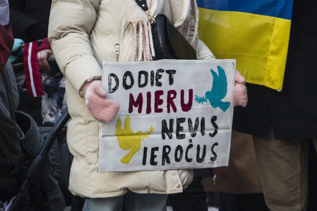 Шествие в поддержку Украины в Даугавпилсе. 24 февраля 2025 года — третья годовщина войны в Украине. Фото: Виктория Кравцова
