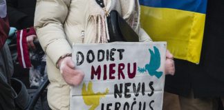 Шествие в поддержку Украины в Даугавпилсе. 24 февраля 2025 года — третья годовщина войны в Украине. Фото: Виктория Кравцова