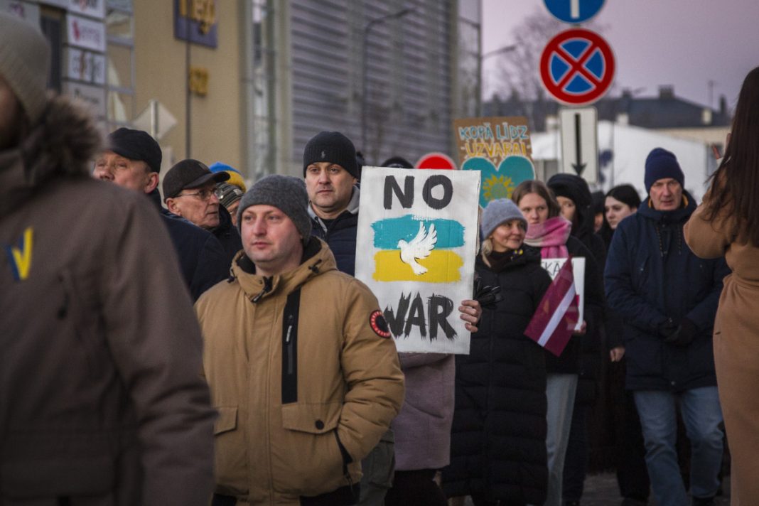 Шествие в поддержку Украины в Даугавпилсе. 24 февраля 2025 года — третья годовщина войны в Украине. Фото: Виктория Кравцова