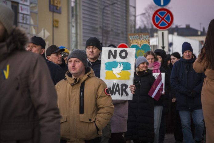 edited_IMG_0164 Шествие в поддержку Украины в Даугавпилсе. 24 февраля 2025 года — третья годовщина войны в Украине. Фото: Виктория Кравцова