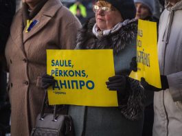 Как в Даугавпилсе живут украинцы и какую помощь получают Шествие в поддержку Украины в Даугавпилсе. 24 февраля 2025 года — третья годовщина войны в Украине. Фото: Виктория Кравцова