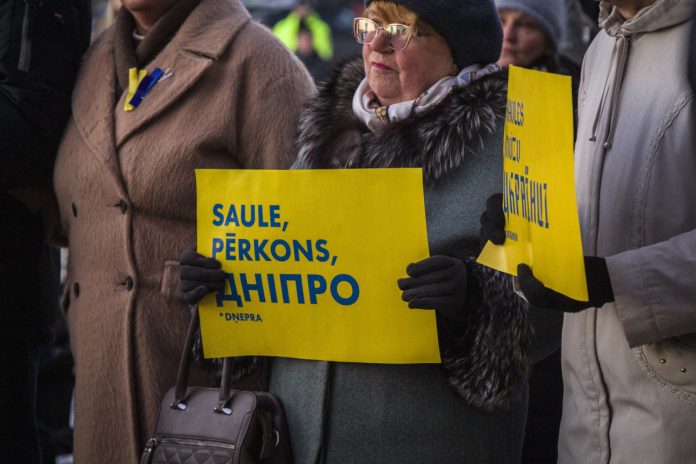 edited_IMG_0184 Шествие в поддержку Украины в Даугавпилсе. 24 февраля 2025 года — третья годовщина войны в Украине. Фото: Виктория Кравцова