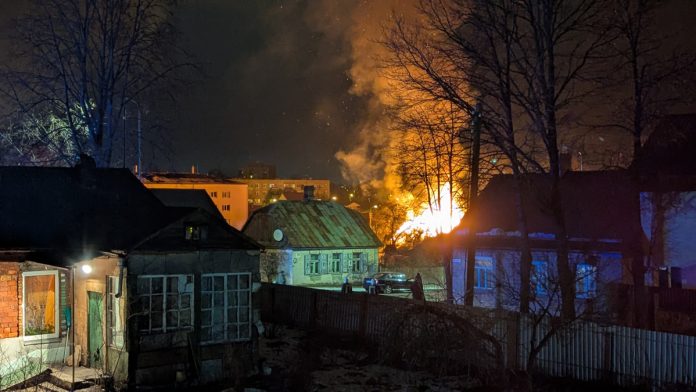PXL_20250226_201932559.RAW-01.COVER Пожар на Новом Строении в Даугавпилсе, на улице Вентспилс, 7. 26 февраля 2025 года. Фото очевидца
