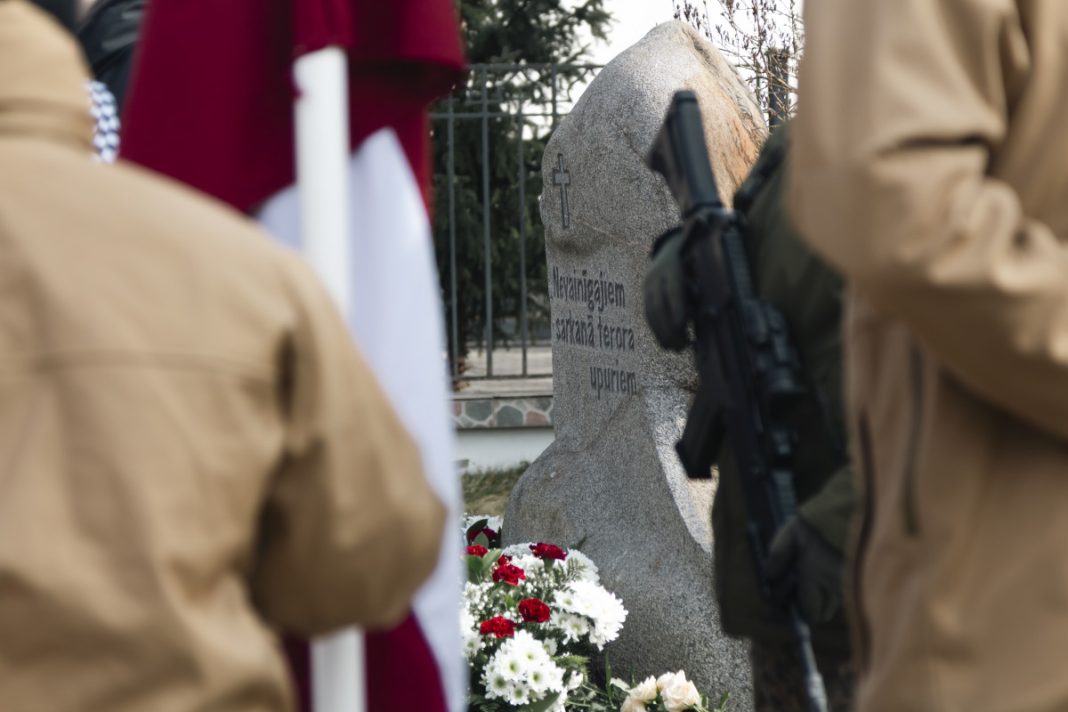 День памяти жертв коммунистического геноцида в Даугавпилсе. Сквер Андрея Пумпура, Даугавпилс. 25 марта 2025 года. Фото: Виктория Кравцова День памяти жертв коммунистического геноцида в Даугавпилсе. Сквер Андрея Пумпура, Даугавпилс. 25 марта 2025 года. Фото: Виктория Кравцова