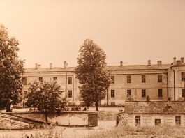 Вид из Инженерного арсенала на бывшую иезуитскую коллегию в Крепости. 60-70-е годы XX века. Фото: Daugavpils cietoksnis - Fun foto / Facebook